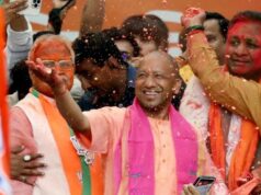 मुख्यमंत्री योगी आदित्यनाथ ने गोरखपुर सोभा यात्रा में फूलों से होली खेली