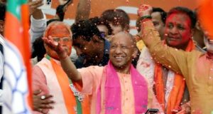 मुख्यमंत्री योगी आदित्यनाथ ने गोरखपुर सोभा यात्रा में फूलों से होली खेली