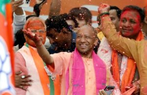 मुख्यमंत्री योगी आदित्यनाथ ने गोरखपुर सोभा यात्रा में फूलों से होली खेली