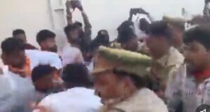 गोरखपुर यूनिवर्सिटी में ABVP कार्यकर्ताओं ने कुलपति और पुलिस को दौड़ा-दौड़ाकर पीटा