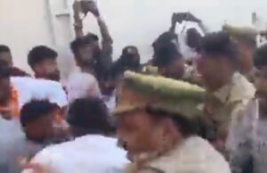 गोरखपुर यूनिवर्सिटी में ABVP कार्यकर्ताओं ने कुलपति और पुलिस को दौड़ा-दौड़ाकर पीटा