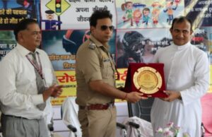 इटावा पुलिस एसएसपी ने छात्र-छात्राओं को दी ट्रैफिक नियमों की जानकारी, साइबर क्राइम से बचने के तरीके भी बताए