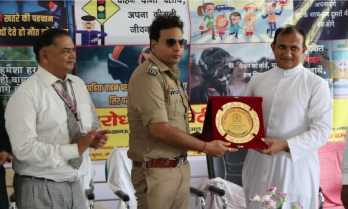 इटावा पुलिस एसएसपी ने छात्र-छात्राओं को दी ट्रैफिक नियमों की जानकारी, साइबर क्राइम से बचने के तरीके भी बताए