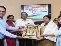 इटावा में सदर विधायक ने छात्राओं को बांटे स्मार्ट फोन, कहा सूचना तकनीक के समुचित उपयोग से संवरेगी शिक्षा