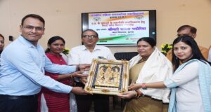 इटावा में सदर विधायक ने छात्राओं को बांटे स्मार्ट फोन, कहा सूचना तकनीक के समुचित उपयोग से संवरेगी शिक्षा