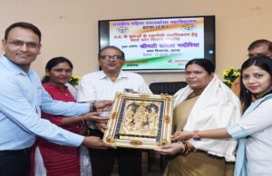 इटावा में सदर विधायक ने छात्राओं को बांटे स्मार्ट फोन, कहा सूचना तकनीक के समुचित उपयोग से संवरेगी शिक्षा