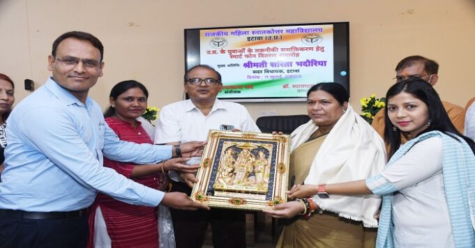 इटावा में सदर विधायक ने छात्राओं को बांटे स्मार्ट फोन, कहा सूचना तकनीक के समुचित उपयोग से संवरेगी शिक्षा