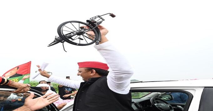 गुरुवार को अचानक संसद भवन पहुंच गए अखिलेश यादव, जानिए क्या रही वजह?