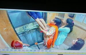 ग्रेटर नोएडा में महागुन की इस सोसाइटी में लिफ्ट बनी आफत, दहशत में बच्चे और बुजुर्ग, रोज फंस रही लिफ्ट!