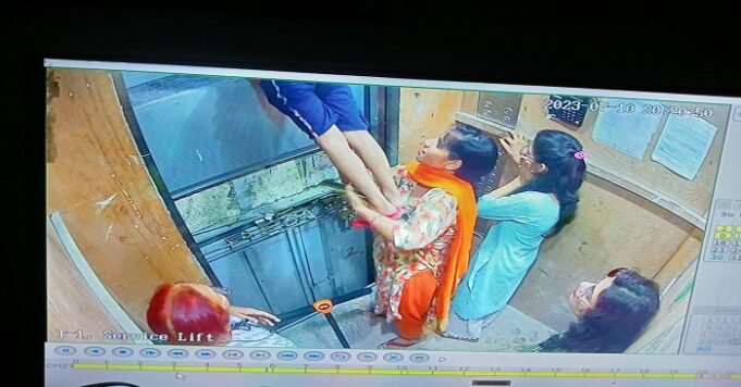 ग्रेटर नोएडा में महागुन की इस सोसाइटी में लिफ्ट बनी आफत, दहशत में बच्चे और बुजुर्ग, रोज फंस रही लिफ्ट!