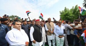 अखिलेश यादव ने अपने गांव सैफई में किया ध्वजारोहण, पीएम मोदी के संबोधन पर दिया ऐसा रिएक्शन