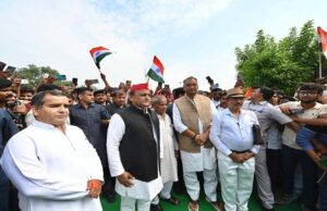 अखिलेश यादव ने अपने गांव सैफई में किया ध्वजारोहण, पीएम मोदी के संबोधन पर दिया ऐसा रिएक्शन