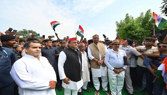अखिलेश यादव ने अपने गांव सैफई में किया ध्वजारोहण, पीएम मोदी के संबोधन पर दिया ऐसा रिएक्शन