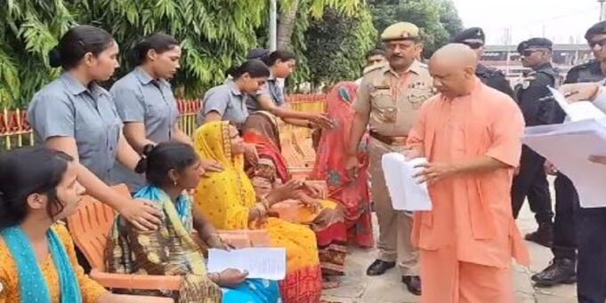 महिलाओं की गुहार पर सीएम योगी ने दिया भरोसा, विदेशों में फंसे लोगों की वापसी कराएंगे