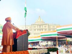 सीएम योगी ने किया ध्वजारोहण, कहा-अधिकारों के साथ कर्तव्यबोध को भी समझें नागरिक