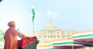 सीएम योगी ने किया ध्वजारोहण, कहा-अधिकारों के साथ कर्तव्यबोध को भी समझें नागरिक