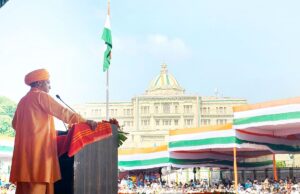 सीएम योगी ने किया ध्वजारोहण, कहा-अधिकारों के साथ कर्तव्यबोध को भी समझें नागरिक