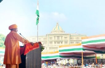 सीएम योगी ने किया ध्वजारोहण, कहा-अधिकारों के साथ कर्तव्यबोध को भी समझें नागरिक