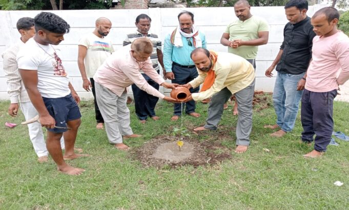 इटावा में शहीद मारून सिंह लोधी की स्मृति में पौधारोपण