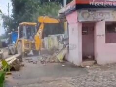 हरदोई में कोतवाली पुलिस की बिल्डिंग पर चला बुलडोजर, देखती रह गई पुलिस