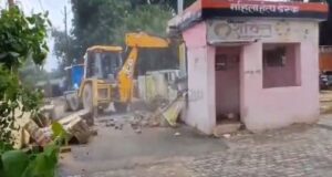 हरदोई में कोतवाली पुलिस की बिल्डिंग पर चला बुलडोजर, देखती रह गई पुलिस