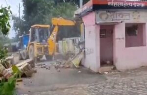 हरदोई में कोतवाली पुलिस की बिल्डिंग पर चला बुलडोजर, देखती रह गई पुलिस