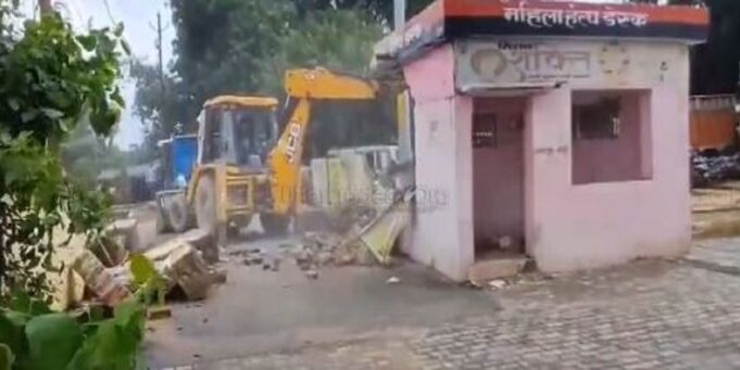 हरदोई में कोतवाली पुलिस की बिल्डिंग पर चला बुलडोजर, देखती रह गई पुलिस