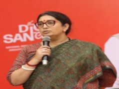 एलपीजी गैस की कीमतें कम हुईं फिर भी ट्रोलर्स के निशाने पर क्यों हैं केंद्रीय मंत्री स्मृति ईरानी