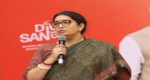 एलपीजी गैस की कीमतें कम हुईं फिर भी ट्रोलर्स के निशाने पर क्यों हैं केंद्रीय मंत्री स्मृति ईरानी