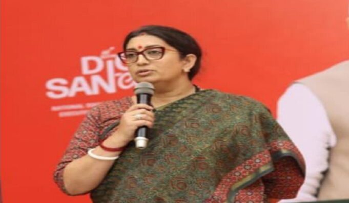 एलपीजी गैस की कीमतें कम हुईं फिर भी ट्रोलर्स के निशाने पर क्यों हैं केंद्रीय मंत्री स्मृति ईरानी