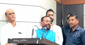 स्वामी प्रसाद मौर्य बोले ‘देश को लूट रहीं 3 गद्दियां’