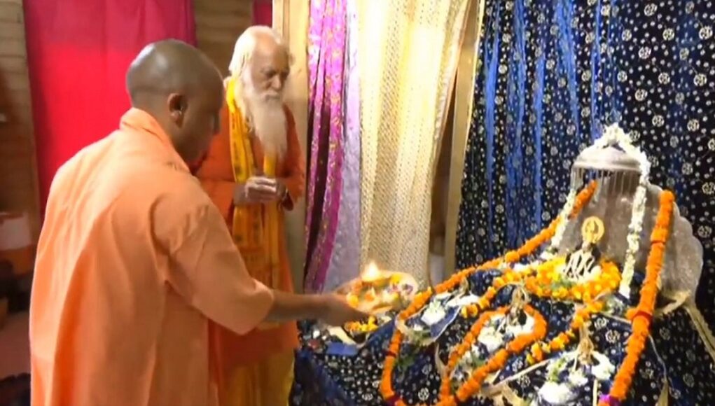 मुख्यमंत्री योगी आदित्यनाथ ने अयोध्या में किए रामलला के दर्शन, निर्माण कार्यों का लिया जायजा