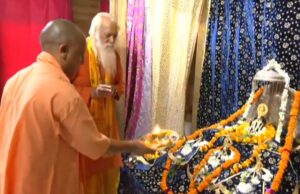 मुख्यमंत्री योगी आदित्यनाथ ने अयोध्या में किए रामलला के दर्शन, निर्माण कार्यों का लिया जायजा