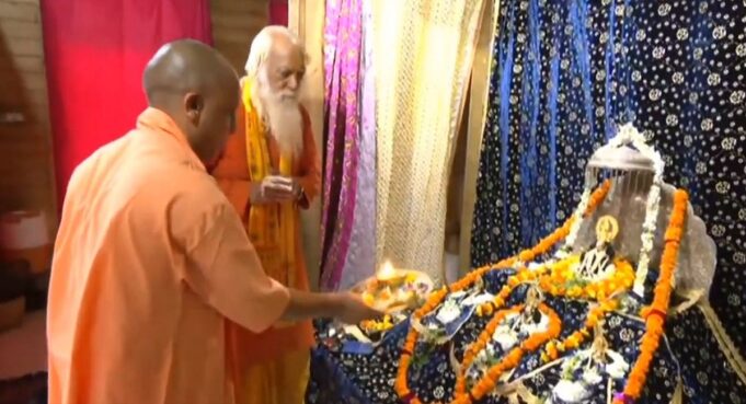 मुख्यमंत्री योगी आदित्यनाथ ने अयोध्या में किए रामलला के दर्शन, निर्माण कार्यों का लिया जायजा