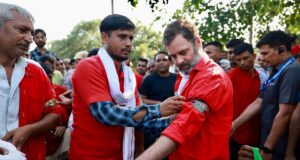 सारी दुनिया का बोझ हम उठाते हैं… कुली अवतार में राहुल गांधी