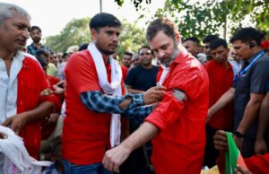 सारी दुनिया का बोझ हम उठाते हैं… कुली अवतार में राहुल गांधी