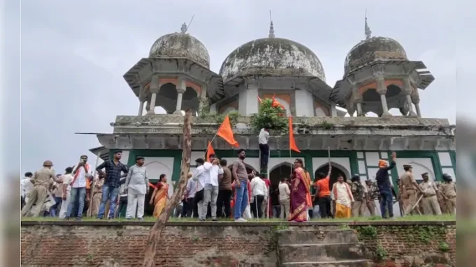 मकबरा तोड़फोड़: फतेहपुर में विरोध प्रदर्शन के बाद कांग्रेस नेता गिरफ्तार fatehpurtomb-kanpur