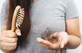 झड़ते बालों को रोकें कैसे? डर्मेटोलॉजिस्ट ने बताया बाल धोने का सही तरीका Hair fall problem