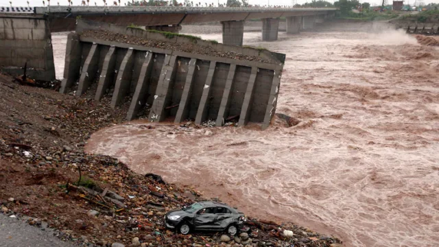 MONSOON Mayhem: इस साल मॉनसून का अप्रत्याशित रूप, जहाँ कुछ राज्यों में बाढ़, वहीं कुछ में बारिश की कमी Monsoon Mayhem